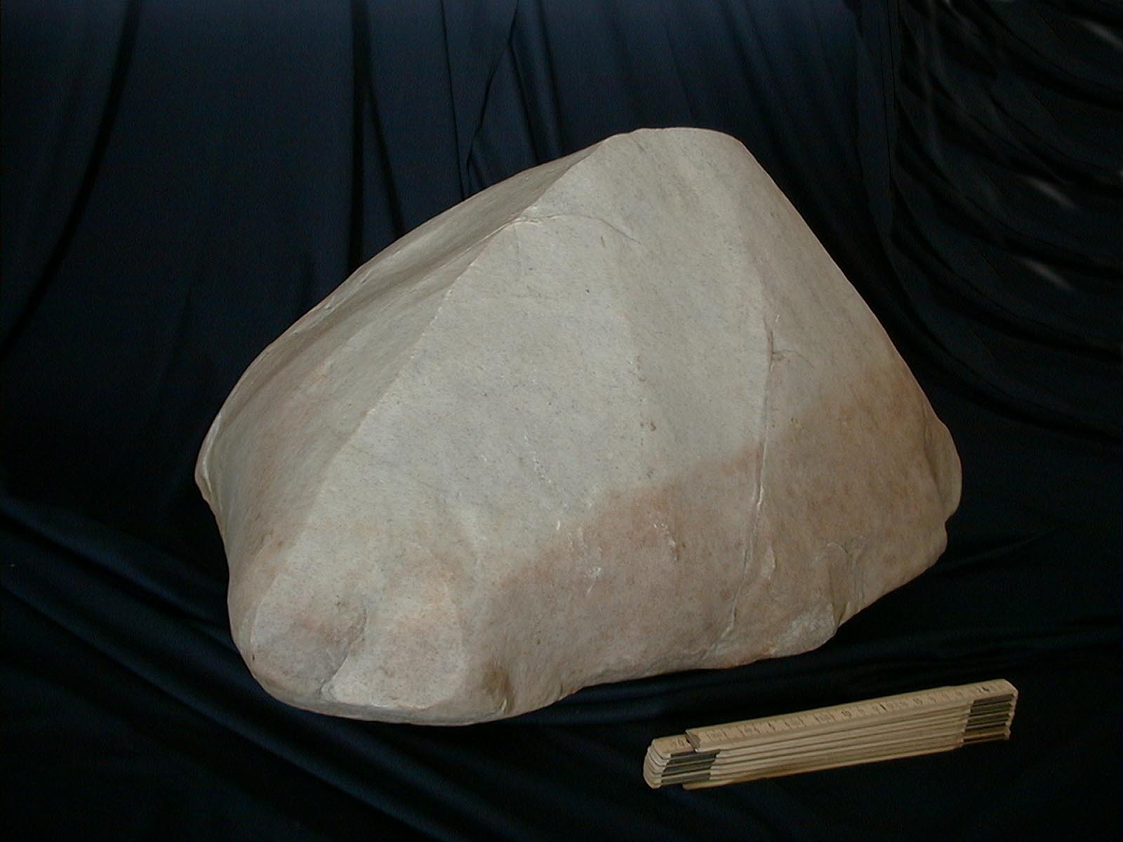 Vindsleben sten. Bemrk den skarpe ryg.Tommestok = 23 cm